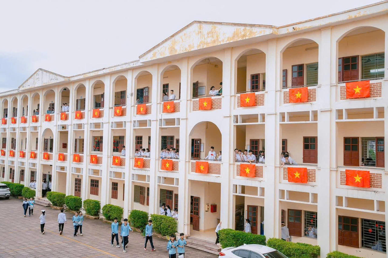 Hải Phòng: Sân trường rực đỏ sắc cờ tổ quốc chào mừng ngày lễ lớn của dân tộc