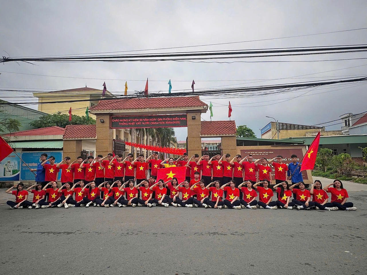 Hải Phòng: Sân trường rực đỏ sắc cờ tổ quốc chào mừng ngày lễ lớn của dân tộc