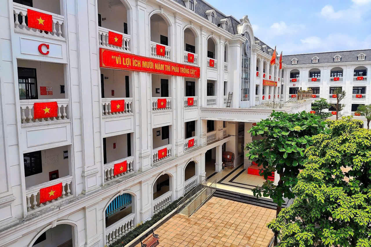 Hải Phòng: Sân trường rực đỏ sắc cờ tổ quốc chào mừng ngày lễ lớn của dân tộc