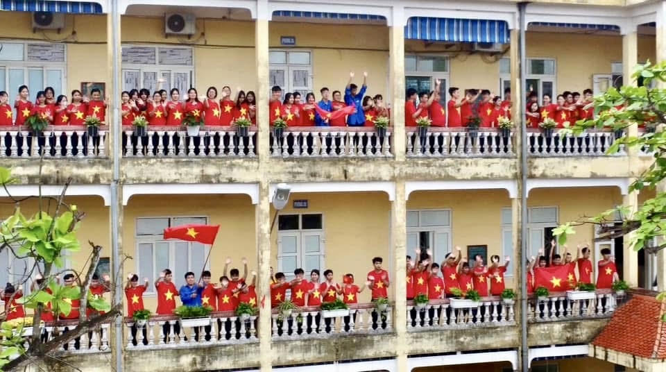 Hải Phòng: Sân trường rực đỏ sắc cờ tổ quốc chào mừng ngày lễ lớn của dân tộc