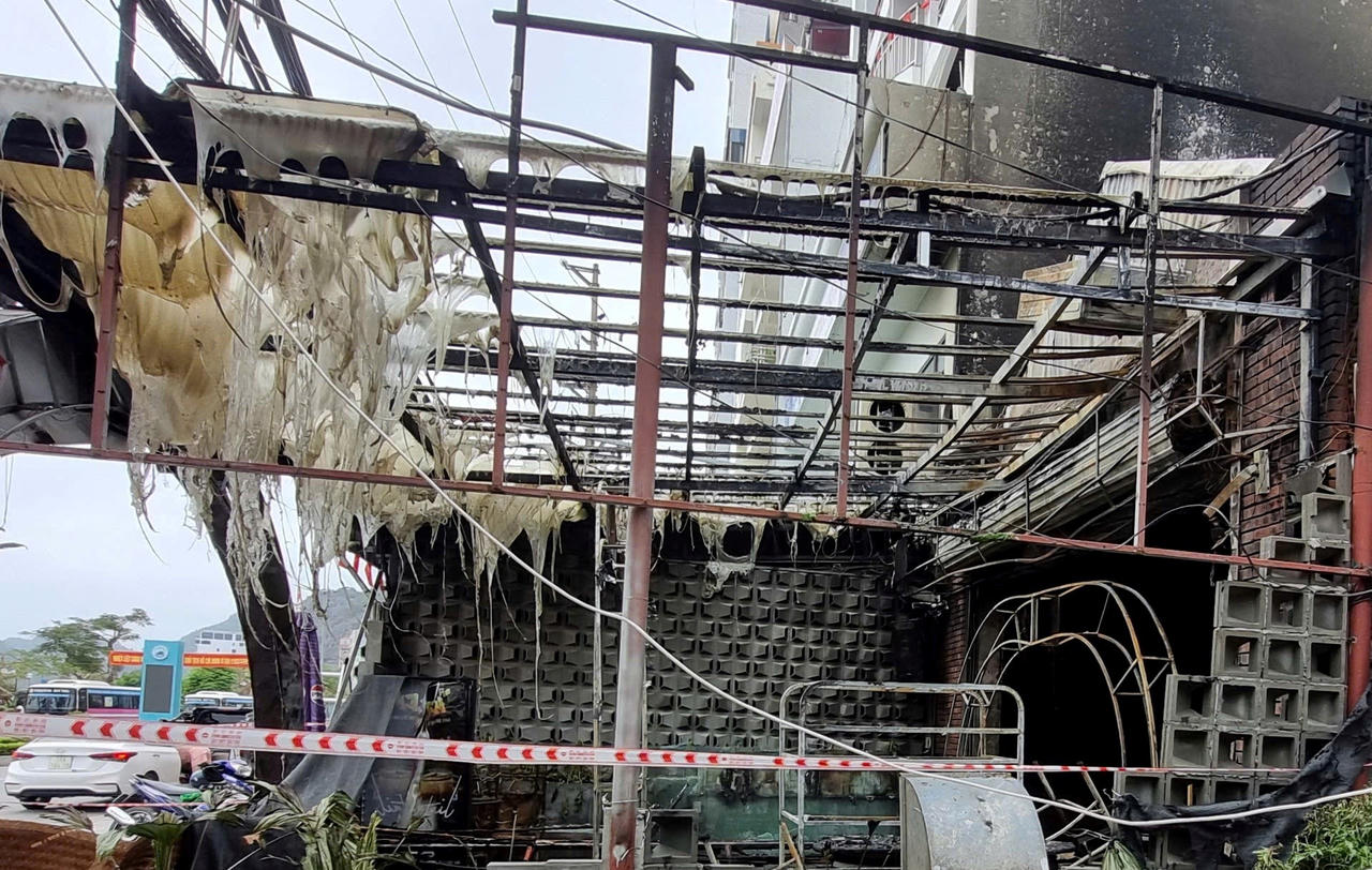 Kịp thời cứu 3 người mắc kẹt trong vụ cháy quán Pub Mlem tại Cát Bà