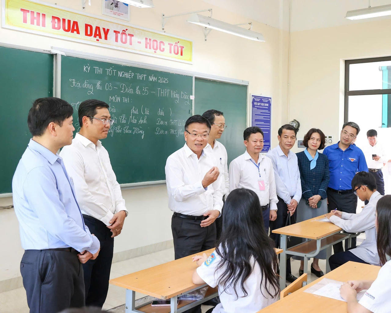 Phó Thủ tướng Lê Thành Long kiểm tra công tác chuẩn bị thi tốt nghiệp THPT tại Hải Phòng