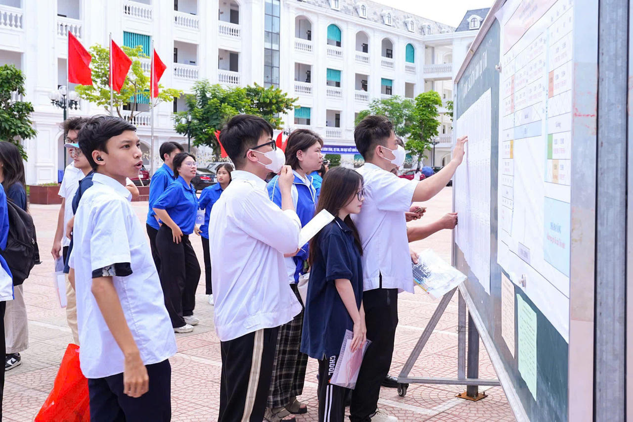 Phó Thủ tướng Lê Thành Long kiểm tra công tác chuẩn bị thi tốt nghiệp THPT tại Hải Phòng