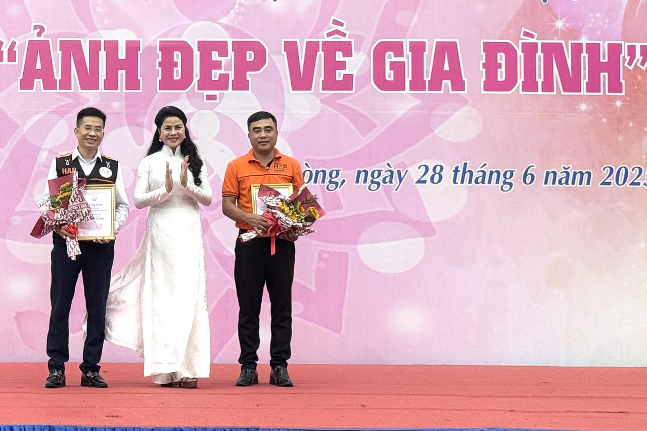 Trao giải và triển lãm 'Ảnh đẹp về gia đình' tại Hải Phòng