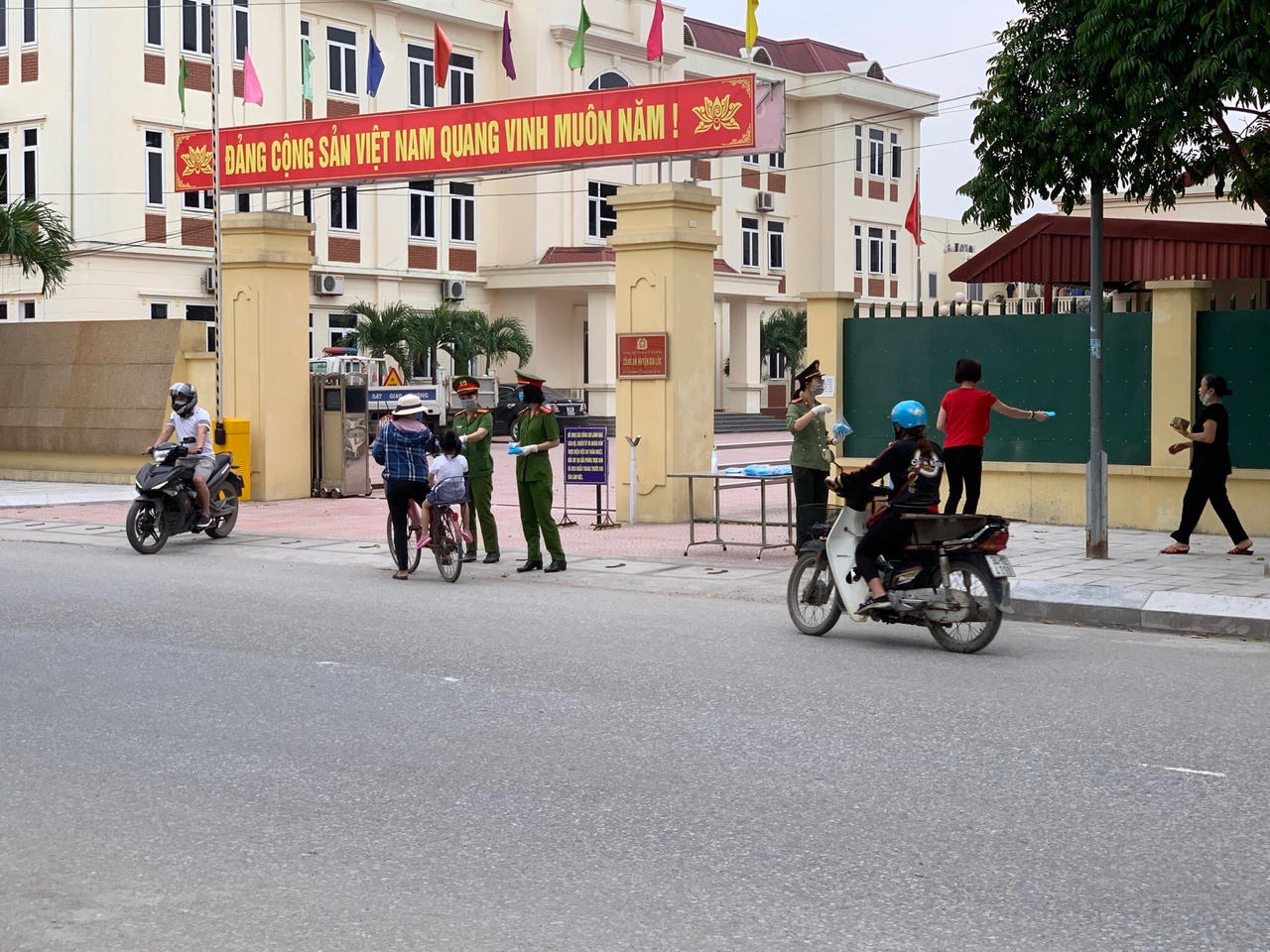 Hải Dương: Công an huyện Gia Lộc xử phạt các trường hợp không đeo khẩu trang phòng dịch Covid-19