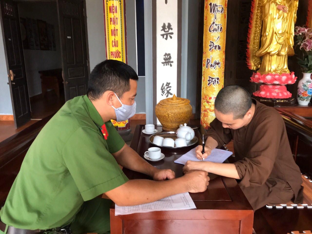 Hải Dương: Công an huyện Gia Lộc xử phạt các trường hợp không đeo khẩu trang phòng dịch Covid-19