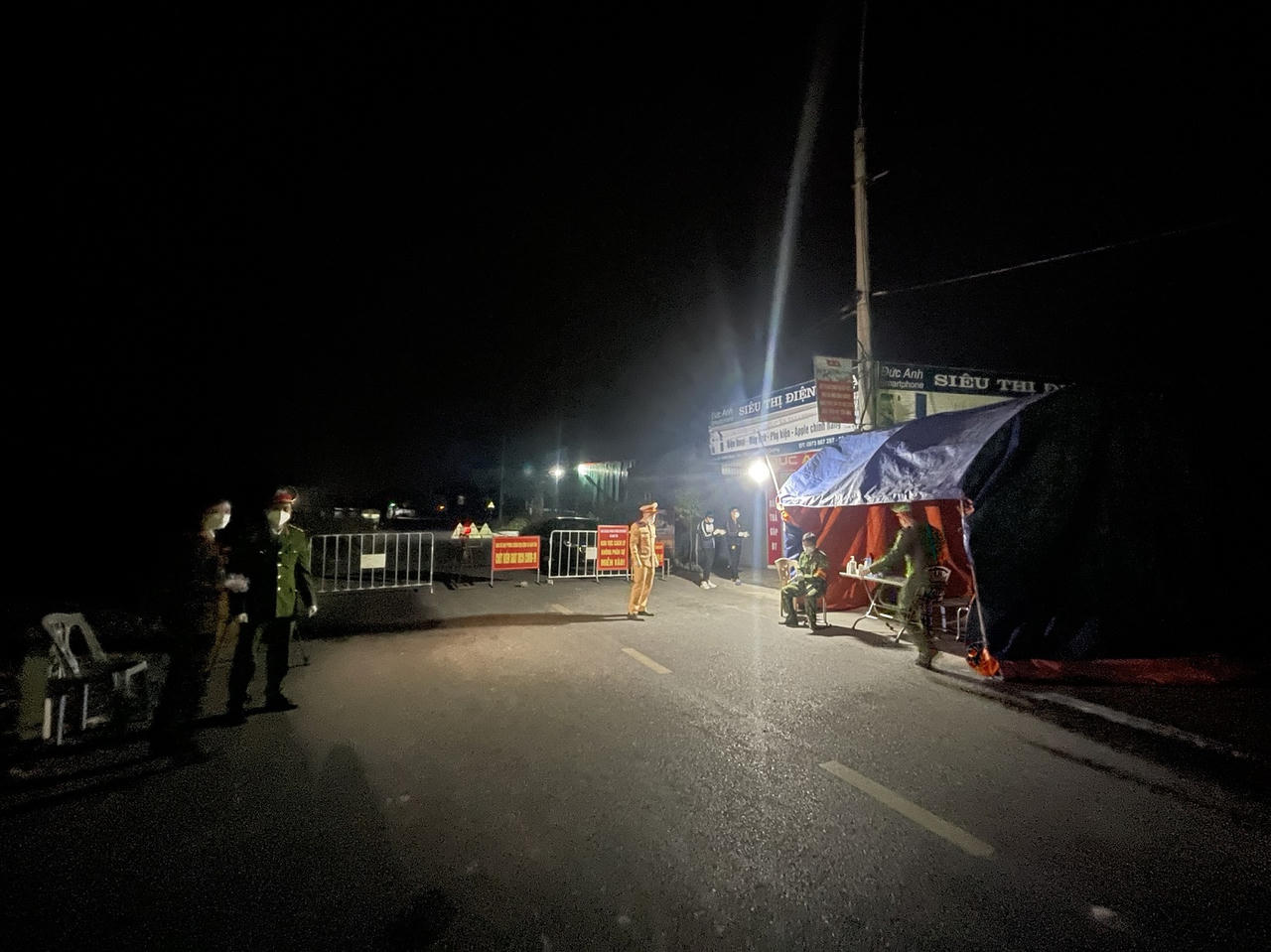 Những "tấm lá chắn" nơi tuyến đầu chống dịch