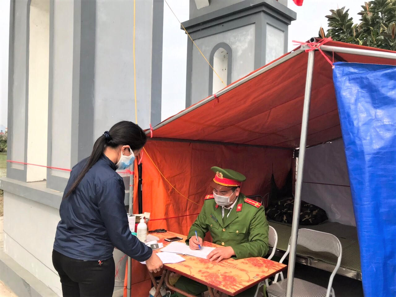 Gác lại công việc gia đình, thường trực bám chốt chống dịch