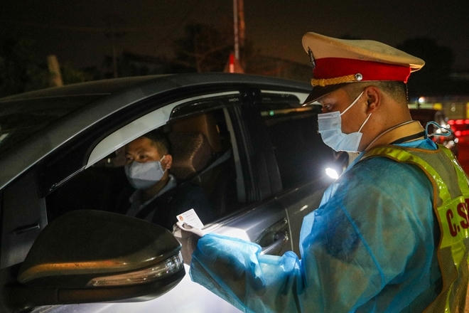 Gác lại công việc gia đình, thường trực bám chốt chống dịch