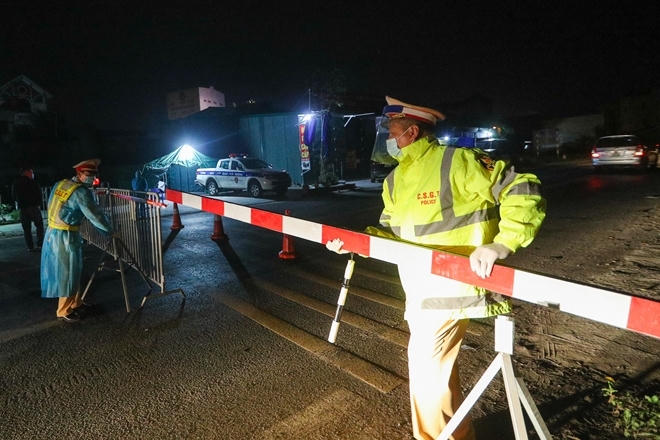 Gác lại công việc gia đình, thường trực bám chốt chống dịch