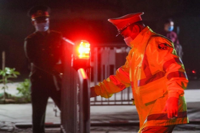 Gác lại công việc gia đình, thường trực bám chốt chống dịch