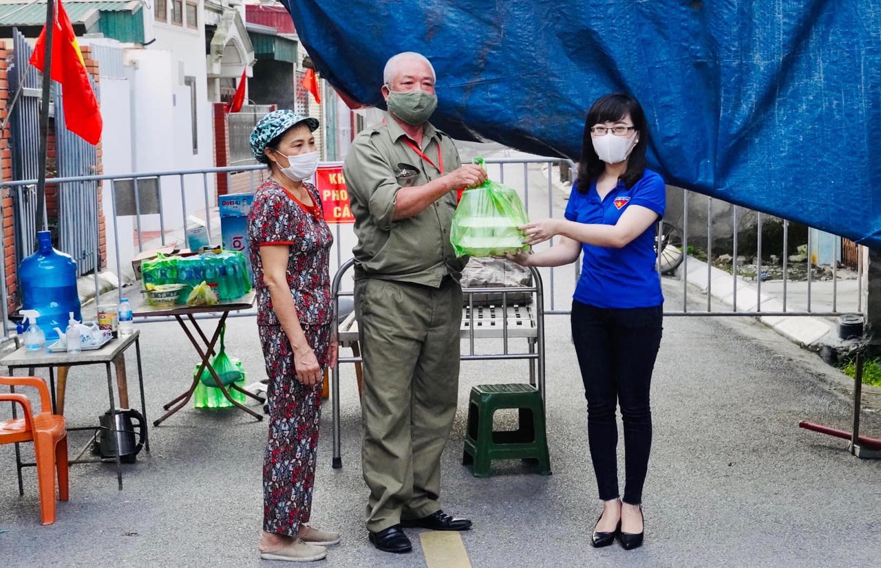 Công ty TNHH Long Hải tiếp sức cho lực lượng tuyến đầu chống dịch