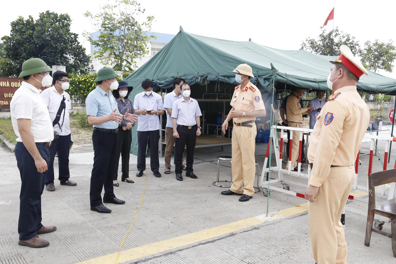 Hải Dương: Lực lượng CSGT vừa tham gia công tác phòng chống dịch vừa duy trì đảm bảo trật tự an toàn giao thông