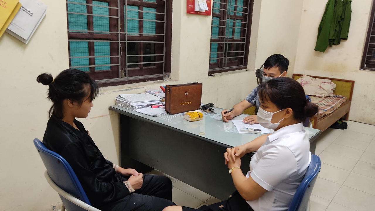 Giải cứu thành công cô gái có ý định tự tử tại hồ Bạch Đằng