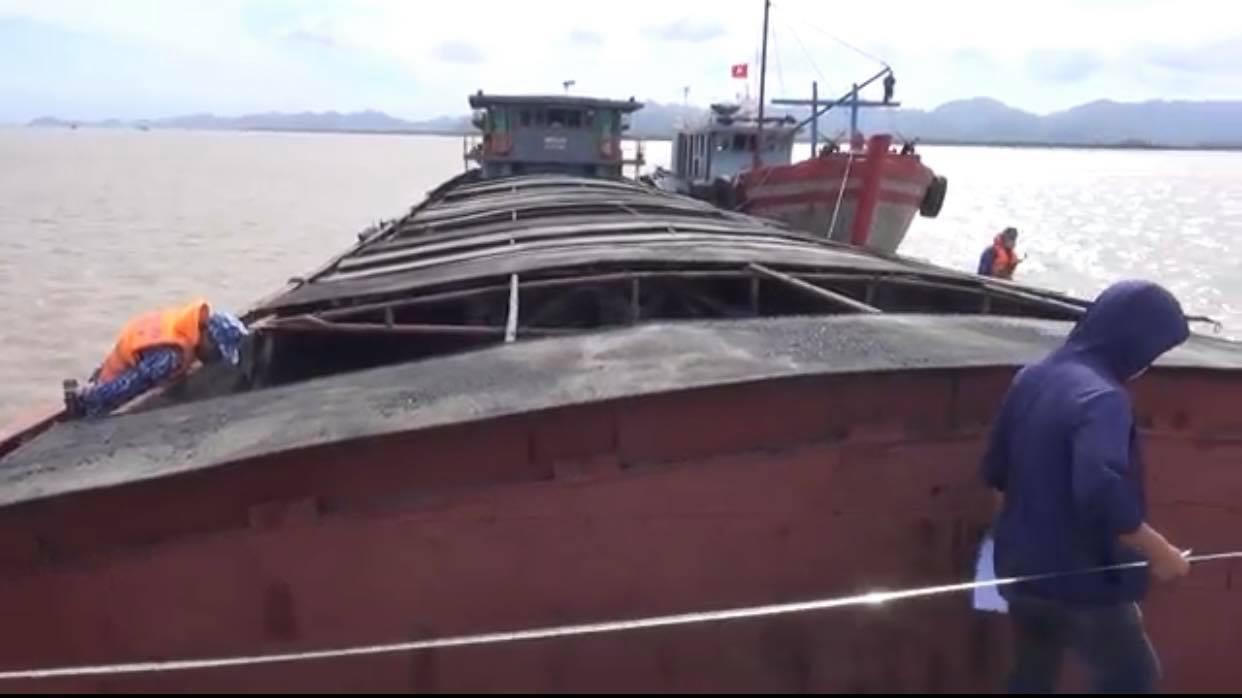 Bắt giữ tàu vận chuyển khoảng hơn 400 tấn than bất hợp pháp