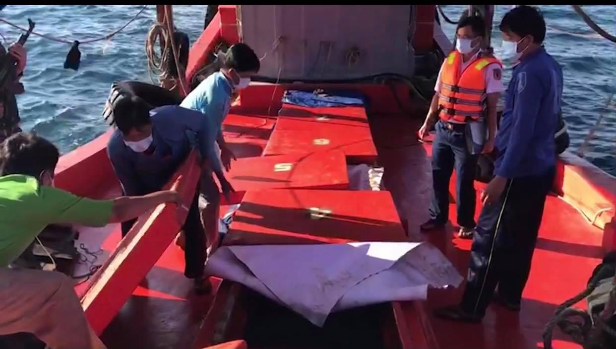 Cảnh sát biển bắt giữ tàu vận chuyển khoảng 70.000 lít dầu DO trái phép