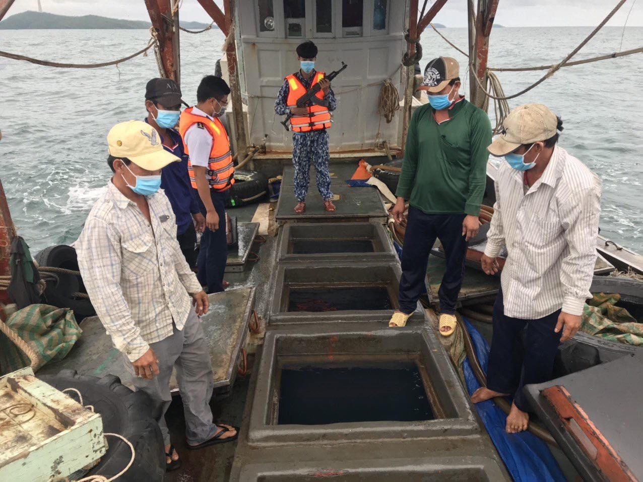 Đoàn Trinh sát số 2 BTL Cảnh sát biển bắt giữ tàu vận chuyển dầu DO trái phép