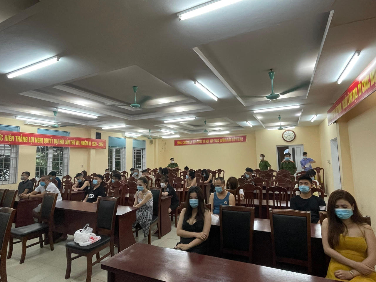 Tụ tập "mở tiệc” trong quán karaoke, 25 trường hợp dương tính với ma túy