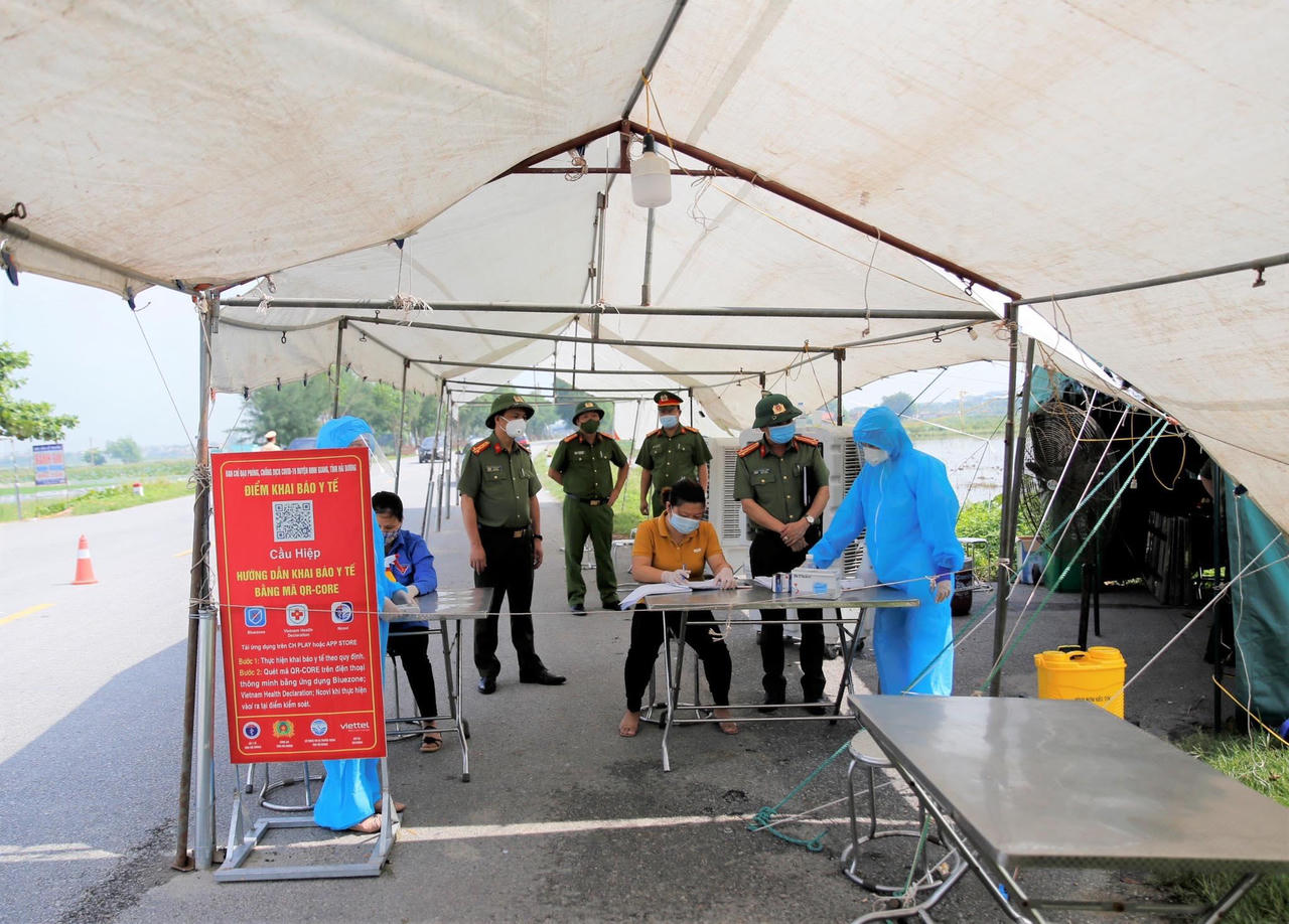 Giám đốc Công an Hải Dương kiểm tra các chốt phòng chống dịch COVID - 19