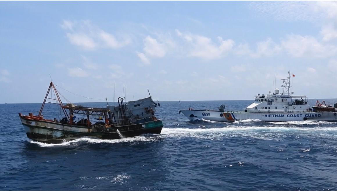 Cảnh sát biển truy đuổi bắt giữ tàu cá vi phạm IUU trên vùng biển Tây Nam