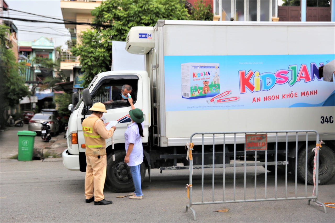 Chủ tịch Hải Dương yêu cầu bảo đảm điều kiện cho lực lượng trực chốt kiểm soát dịch