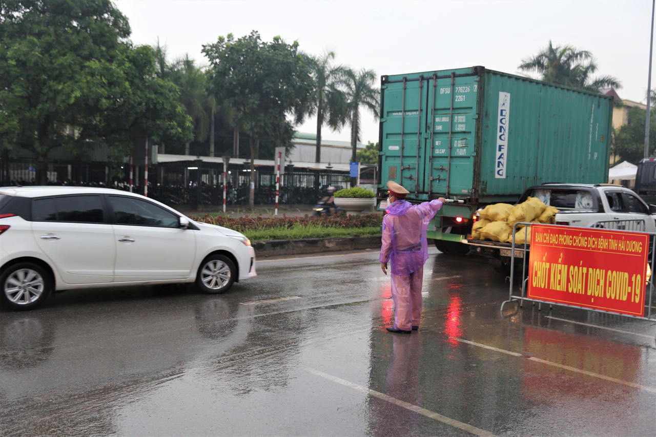 Chủ tịch Hải Dương yêu cầu bảo đảm điều kiện cho lực lượng trực chốt kiểm soát dịch