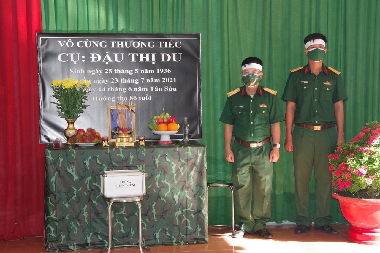 Mẹ mất, sỹ quan quân đội phải chịu tang nơi tuyến đầu chống dịch