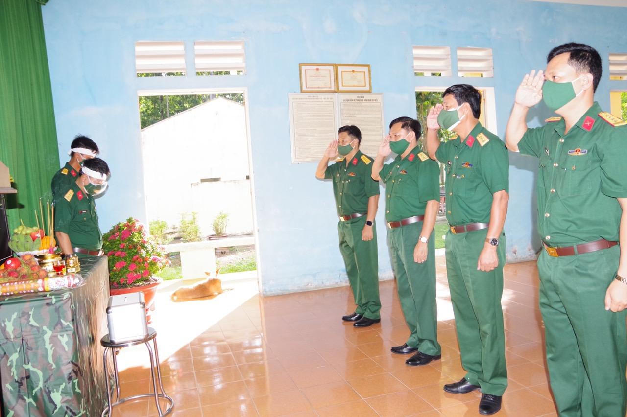 Mẹ mất, sỹ quan quân đội phải chịu tang nơi tuyến đầu chống dịch