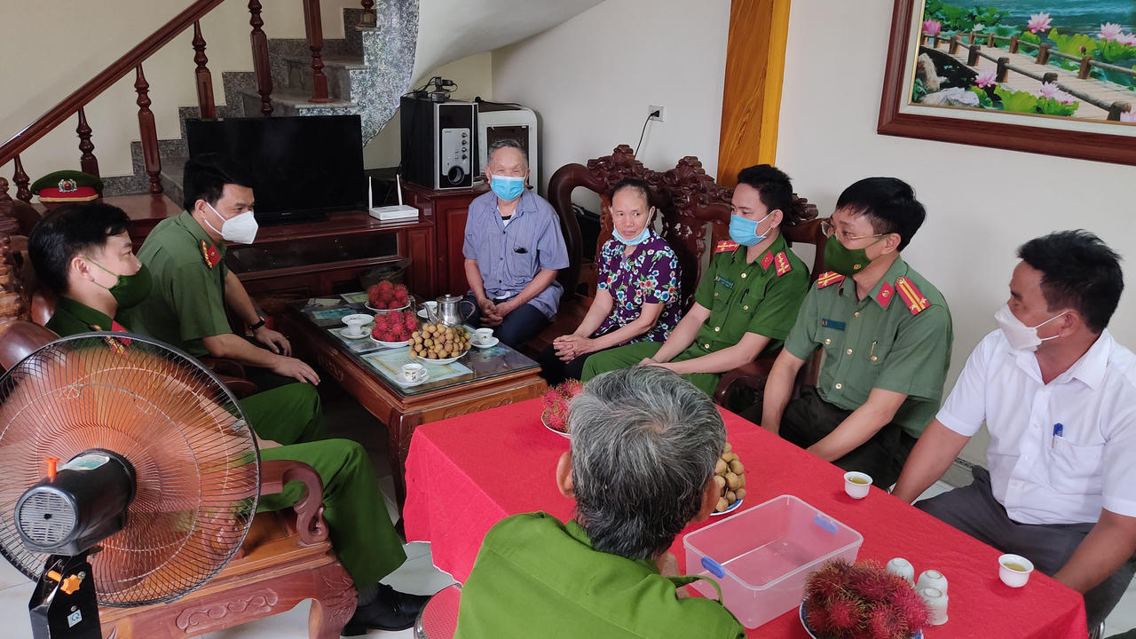 Công an Hải Dương thăm động viên các gia đình chính sách nhân dịp 27/7