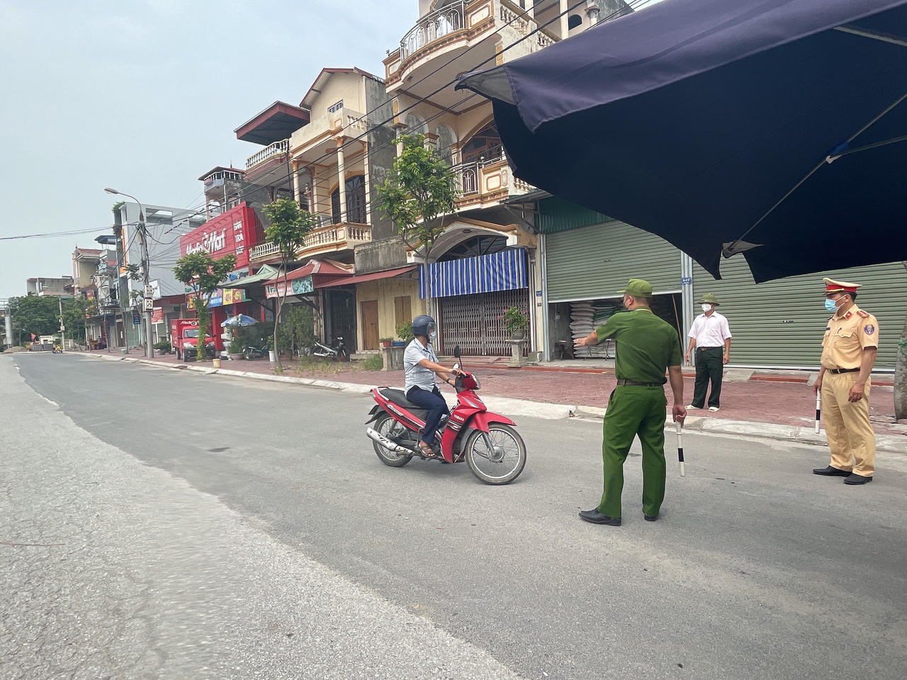  Công an huyện Nam Sách huy động quân 'siết' kiểm soát phòng, chống dịch COVID - 19