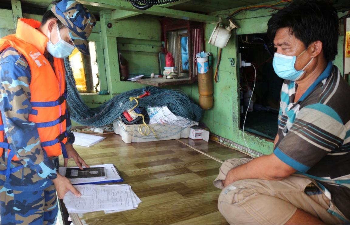 Cảnh sát biển bắt giữ tàu cá vi phạm IUU trên vùng biển Tây Nam