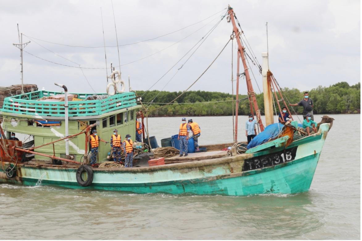 Cảnh sát biển bắt giữ tàu cá vi phạm IUU trên vùng biển Tây Nam