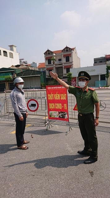 Khi cả gia đình cùng đi chống dịch 