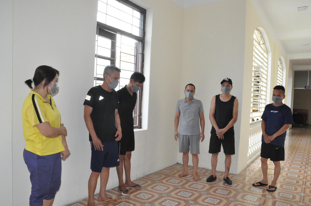 Mang vòng hoa đến uy hiếp người thân con nợ để đòi 700 triệu đồng