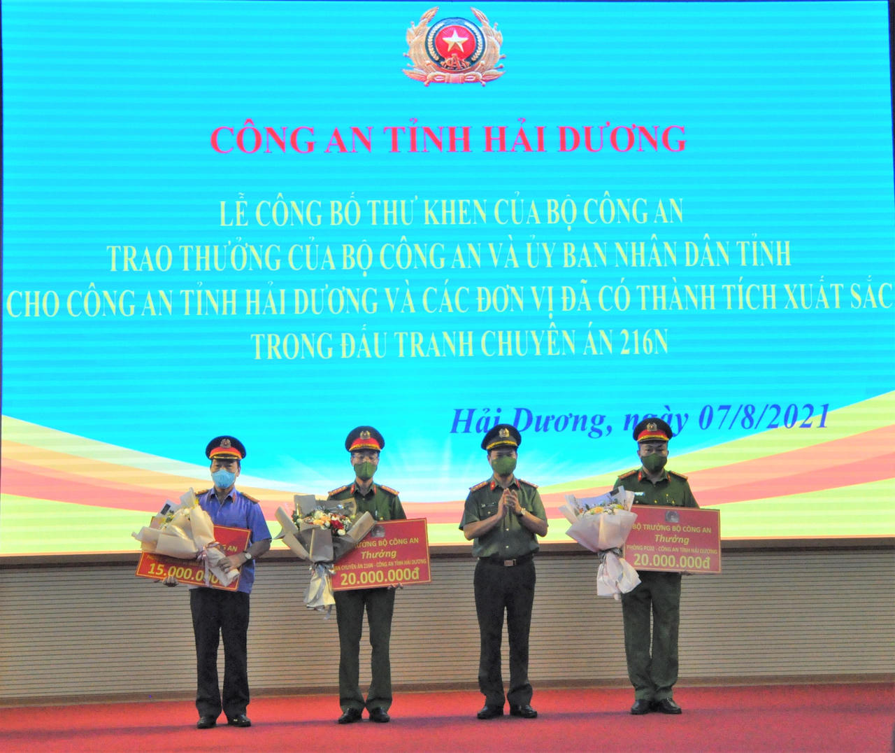 Hải Dương trao thưởng cho các đơn vị có thành tích phá vụ án giết người, cướp tài sản