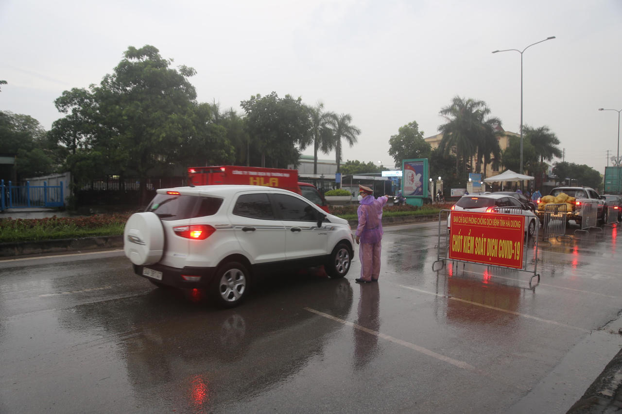 Ngăn chặn hành vi dùng tem "luồng xanh", giấy xét nghiệm giả qua chốt kiểm dịch