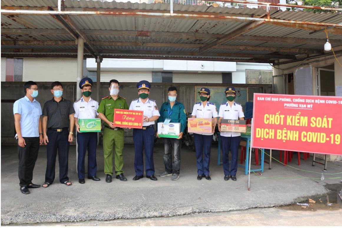 Cảnh sát biển thăm, động viên, hỗ trợ các lực lượng làm nhiệm vụ tại chốt kiểm dịch