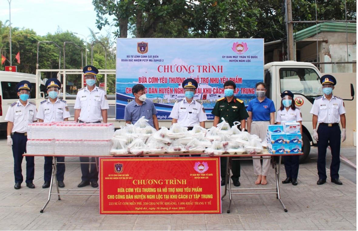 Đoàn Trinh sát số 2 trao quà hỗ trợ nhân dân gặp khó khăn do ảnh hưởng của COVID-19