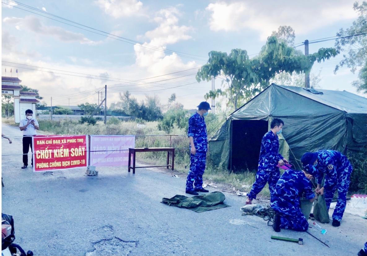 Đoàn Trinh sát số 2 trao quà hỗ trợ nhân dân gặp khó khăn do ảnh hưởng của COVID-19