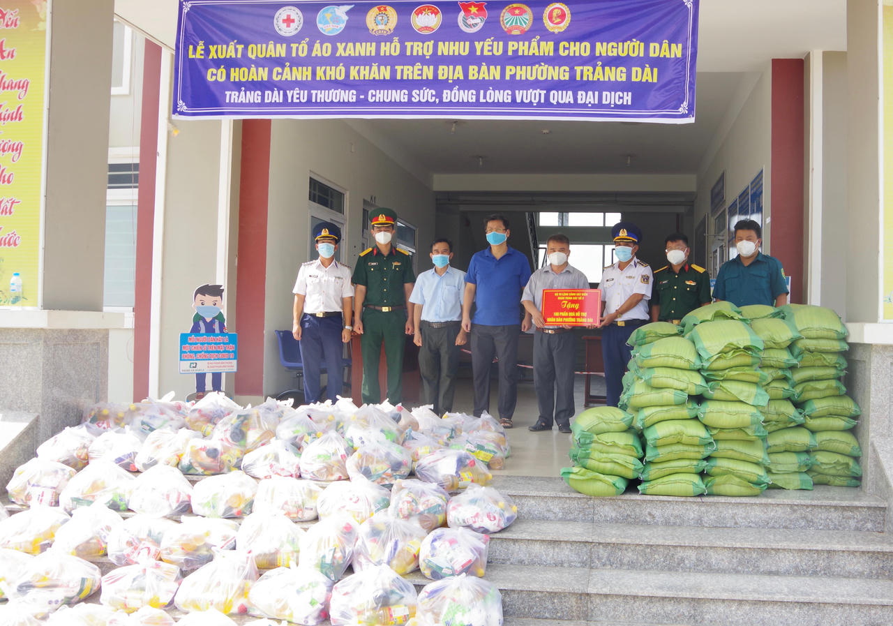 Đoàn Trinh sát số 2 trao quà hỗ trợ nhân dân gặp khó khăn do ảnh hưởng của COVID-19