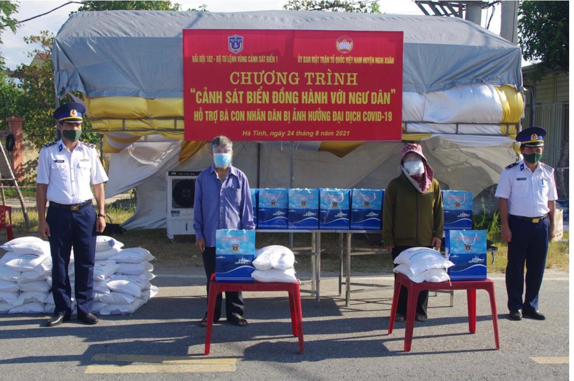 Hải đội 102 hỗ trợ người dân bị ảnh hưởng bởi dịch COVID-19