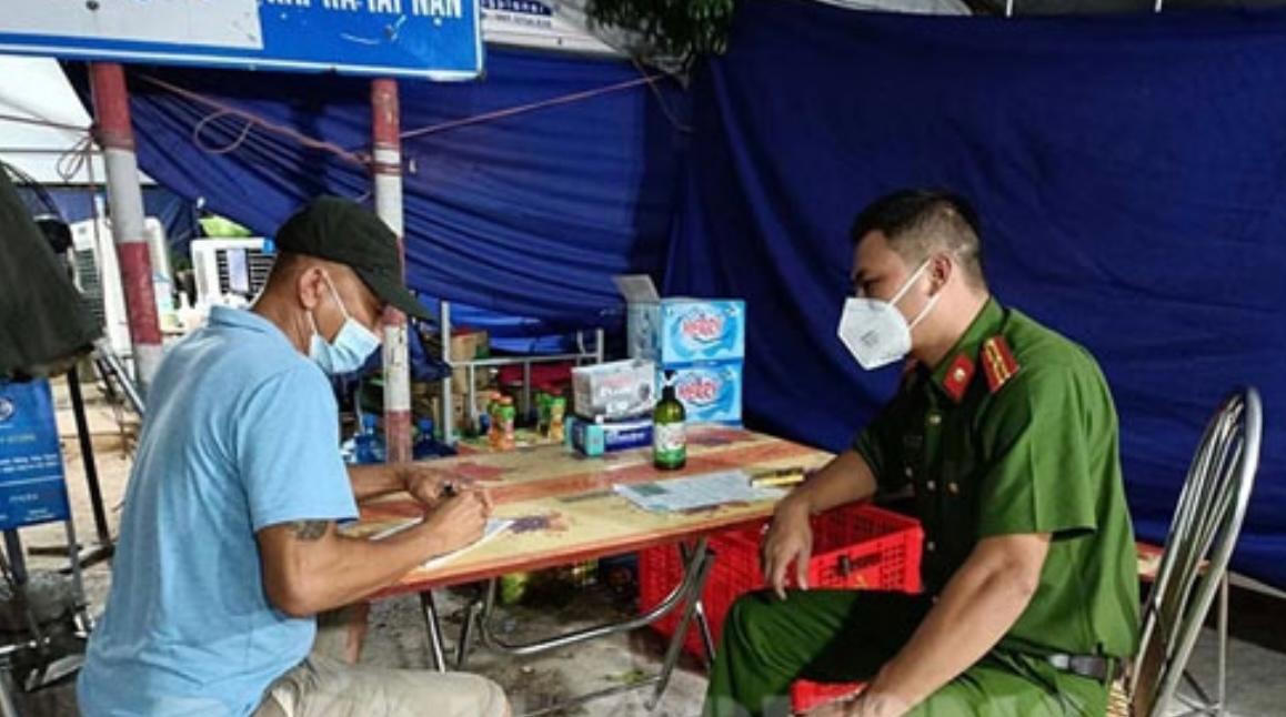 Vợ làm giấy xét nghiệm giả cho chồng qua chốt kiểm dịch