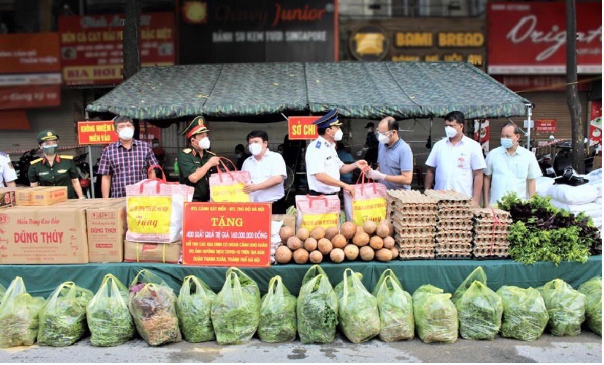 Cảnh sát biển tặng hàng trăm suất quà hỗ trợ các hộ khó khăn do dịch COVID-19 ở quận Thanh Xuân