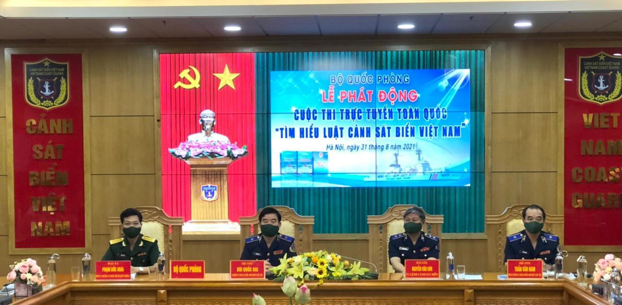 Cảnh sát biển tặng hàng trăm suất quà hỗ trợ các hộ khó khăn do dịch COVID-19 ở quận Thanh Xuân