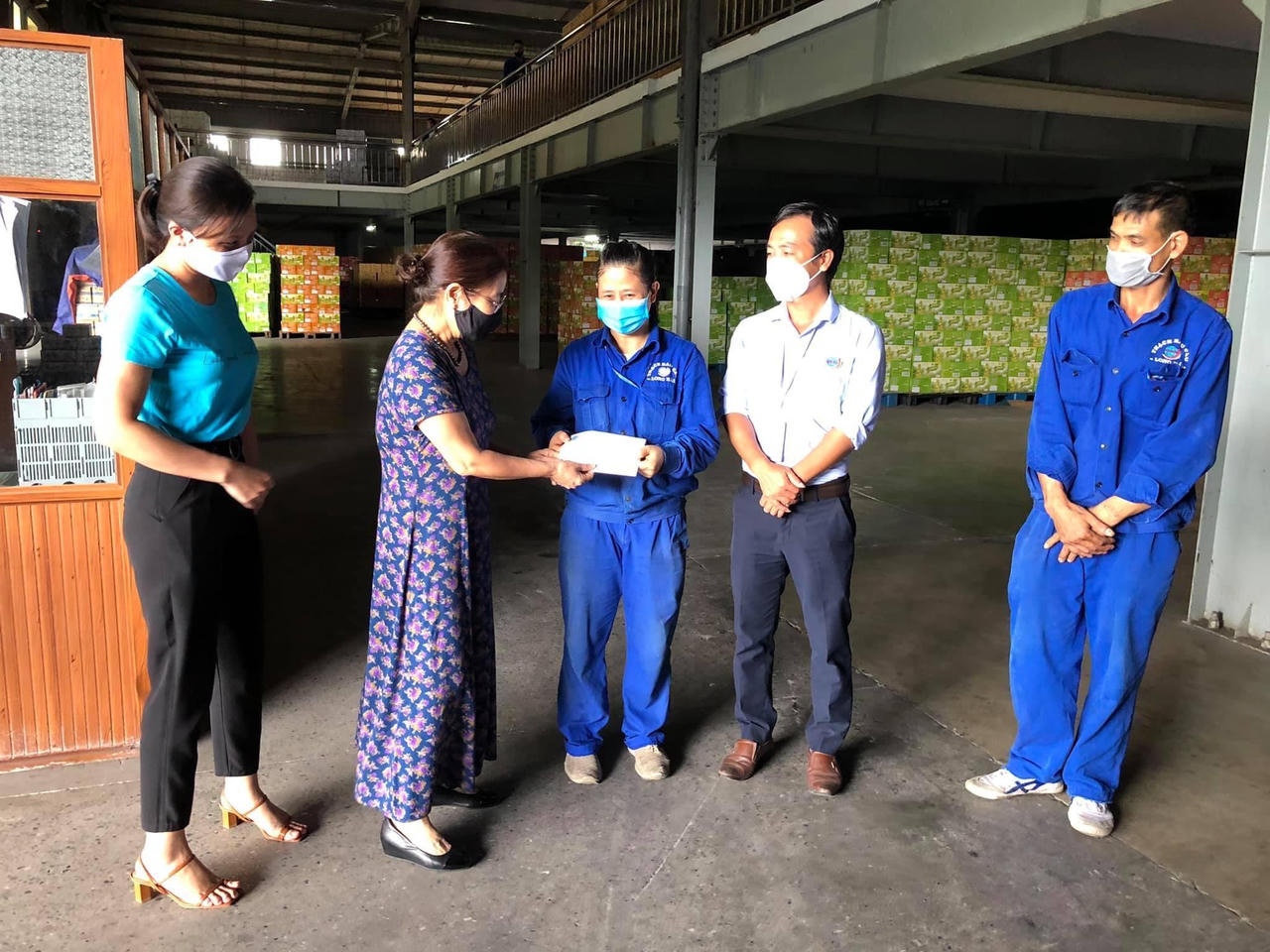 Quỹ thiện nguyện Long Hải tặng quà cho các lao động khó khăn do COVID-19