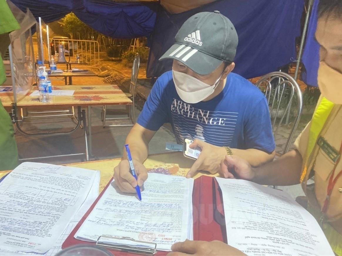 Bị phạt 3 triệu đồng vì đi ngược chiều để tránh chốt kiểm dịch