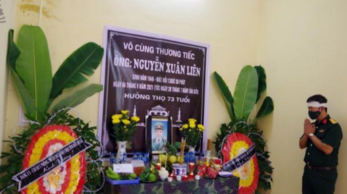 Lập bàn thờ vọng giúp quân nhân chịu tang người thân khi đang làm nhiệm vụ chống dịch