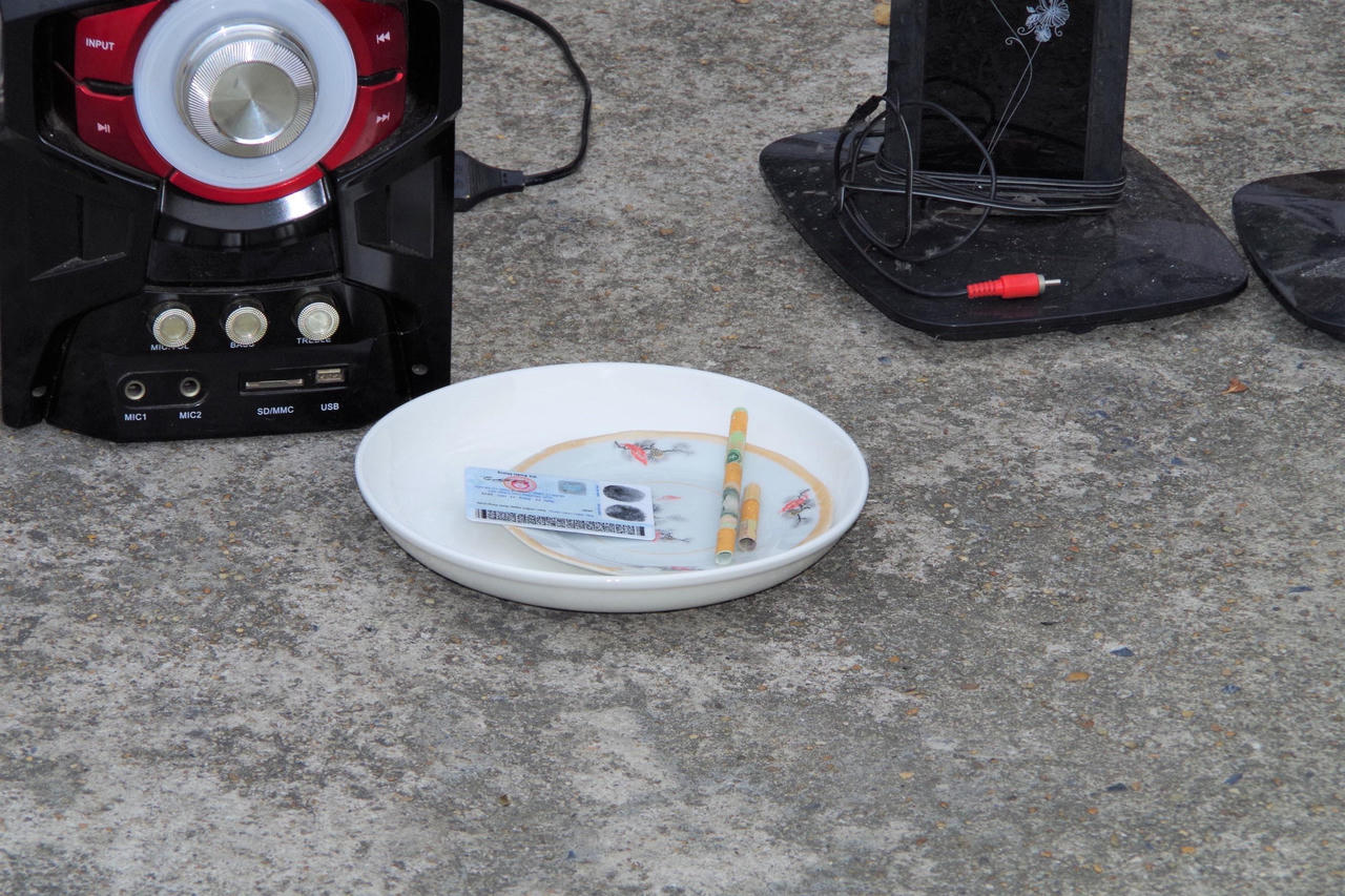 2 thiếu nữ nửa đêm tụ tập bay lắc cùng nhóm trai giữa hàng quần áo