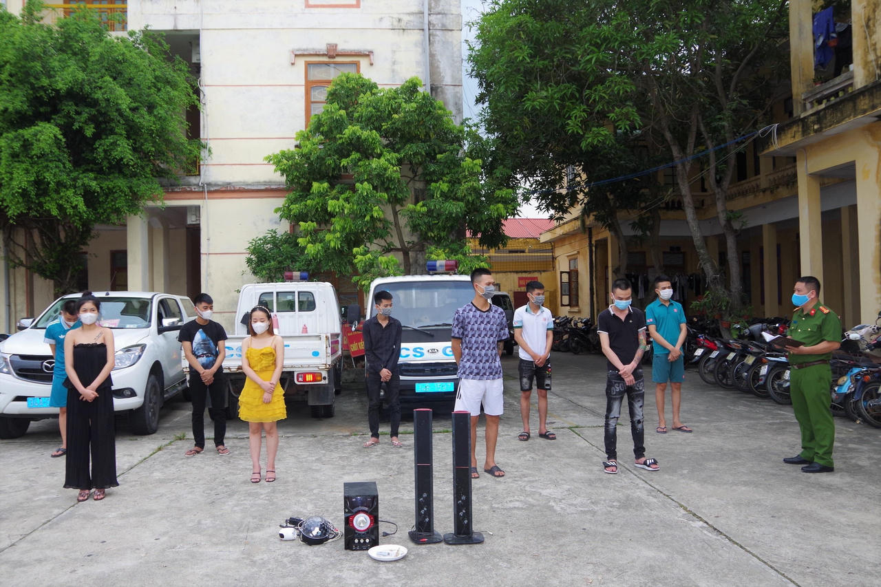 2 thiếu nữ nửa đêm tụ tập bay lắc cùng nhóm trai giữa hàng quần áo