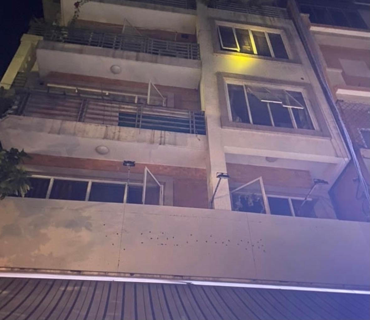 Bốn người may mắn tự thoát ra ngoài trong đám cháy lúc rạng sáng